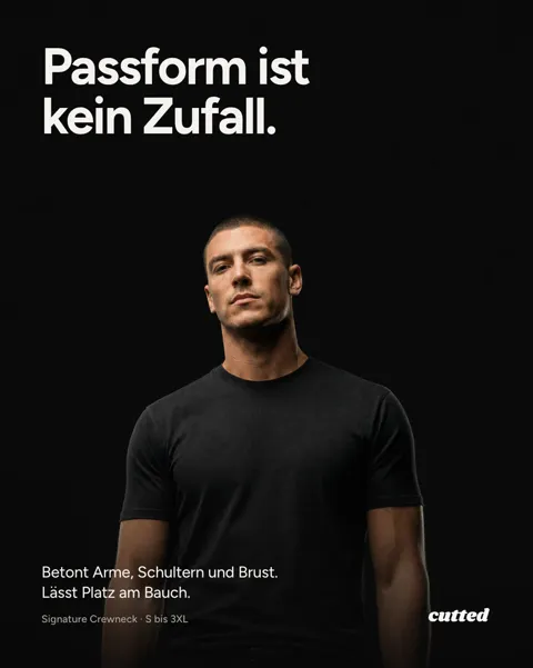 Anzeigenmotiv: Mann im schwarzen T-Shirt vor schwarzem Grund, Schlagzeile „Passform ist kein Zufall.“
