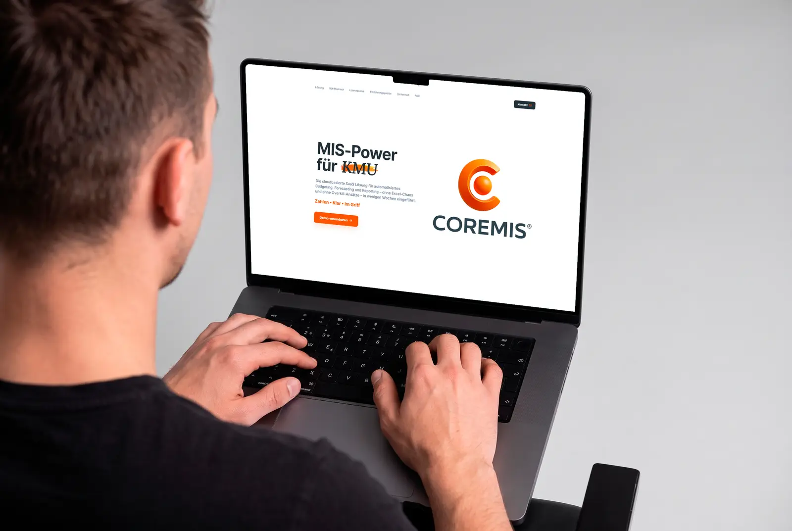 Die Website von CoreMIS auf einem Notebook