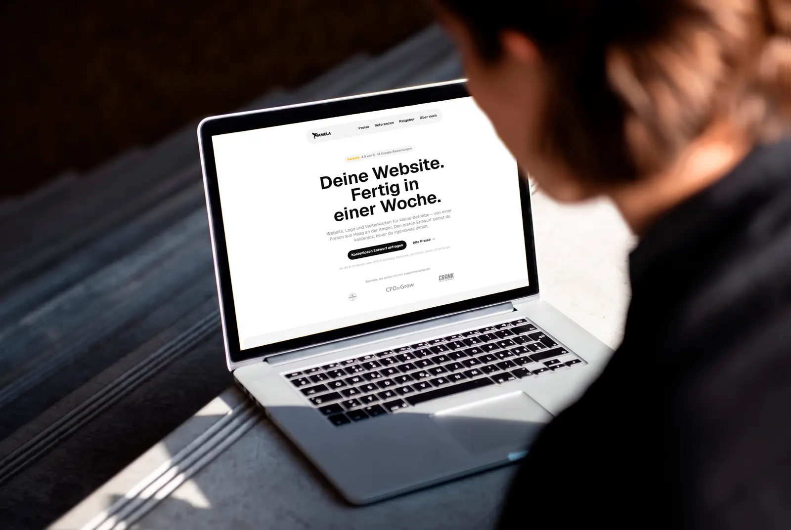 Eine fertige Website auf einem Notebook, angesehen bevor sie bezahlt ist